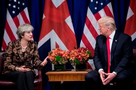 Tổng thống Mỹ Donald Trump (phải) và Thủ tướng Anh Theresa May trong cuộc gặp tại New York, Mỹ ngày 20/9/2017. (Nguồn: AFP/TTXVN)