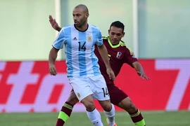 Pha tranh bóng giữa cầu thủ Arquimedes Figuera (phía sau) của Venezuela và Javier Mascherano của Argentina trong một trận đấu năm 2016. (Nguồn: AFP/TTXVN)