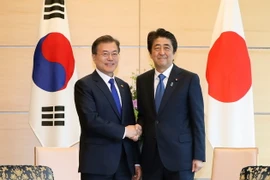 Thủ tướng Nhật Bản Shinzo Abe (phải) và Tổng thống Hàn Quốc Moon Jae-in tại hội nghị thượng đỉnh Nhật Bản-Hàn Quốc ở Tokyo ngày 9/5. (Nguồn: Yonhap/TTXVN)