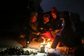 Người dân Mường Thanh, Điện Biên đốt lửa sưởi ấm trong những ngày giá rét. (Ảnh: Phan Tuấn Anh/TTXVN)