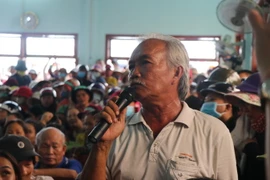 Người dân Đức Phổ phát biểu ý kiến tại buổi đối thoại liên quan đến Nhà máy xử lý chất thải. (Ảnh: Sỹ Thắng/TTXVN)