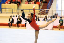 Vận động viên đoàn Thành phố Hồ Chí Minh thi đấu nội dung tự do đồng đội nữ môn thể dục dụng cụ. (Ảnh: Quang Quyết/TTXVN)