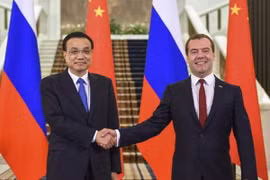 Thủ tướng Nga Dmitry Medvedev và Thủ tướng Trung Quốc Lý Khắc Cường. (Nguồn: Xinhua) 