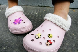 [Video] Hãng giày dép Crocs đóng cửa hàng loạt các cơ sở sản xuất