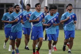 Đội tuyển Olympic Bahrain tập luyện trên sân tập phụ của khu liên hợp thể thao Gelora Bung Karno (Jakarta, Indonesia). (Ảnh: Hoàng Linh/TTXVN)