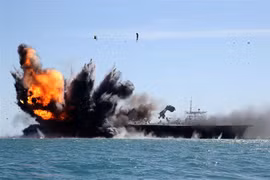 Binh sỹ Iran tham gia tập trận tại eo biển Hormuz ngày 25/2/2015. (Nguồn: AFP/TTXVN)