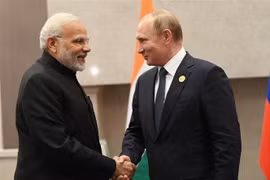 Tổng thống Nga Vladimir Putin (phải) trong cuộc gặp Thủ tướng Ấn Độ Narendra Modi tại một hội nghị ở Johannesburg, Nam Phi ngày 26/7/2018. (Ảnh: AFP/TTXVN)