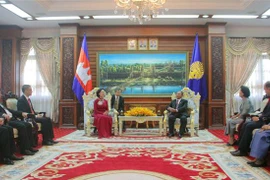 Chủ tịch Quốc hội Campuchia Samdech Heng Samrin tiếp Trưởng Ban Dân vận Trung ương Trương Thị Mai. (Ảnh: Minh Hưng/TTXVN)