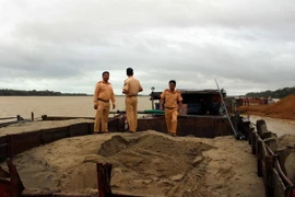 Một tàu hút cát trái phép bị lực lượng công an tạm giữ. (Ảnh: Đỗ Trưởng/TTXVN)