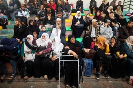 Người dân Palestine đợi qua cửa khẩu Rafah ngày 18/11/2017. (Nguồn: AFP/TTXVN)