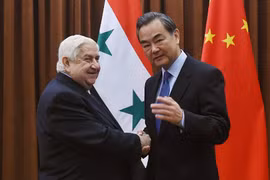  Phó Thủ tướng kiêm Ngoại trưởng Syria Walid Muallem và Bộ trưởng Ngoại giao Trung Quốc Vương Nghị. (Nguồn: AFP)