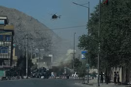 Khói bốc lên sau một vụ không kích do lực lượng an ninh Afghanistan tiến hành trong cuộc giao tranh với phiến quân ở thủ đô Kabul ngày 21/8. (Ảnh: AFP/TTXVN)