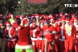 [Video] Độc đáo cuộc thi chạy của hàng trăm ông già Noel ở Mexico