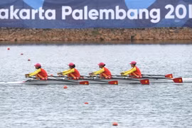 Đội đua thuyền Rowing Việt Nam trong phần thi chung kết nội dung thuyền bốn nữ hạng nhẹ tại Palembang, Indonesia, ngày 23/8. (Ảnh: THX/TTXVN)