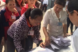 Công nhân Công ty Texwell Vina được tỉnh Đồng Nai ứng tiền ngân sách để trả 50% lương. (Ảnh: Sỹ Tuyên/TTXVN) 