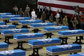 Hài cốt các binh sỹ Mỹ tử trận trong Chiến tranh Triều Tiên tại buổi lễ ở căn cứ không quân Osan, phía nam Seoul, Hàn Quốc ngày 1/8. (Ảnh: Yonhap/TTXVN)