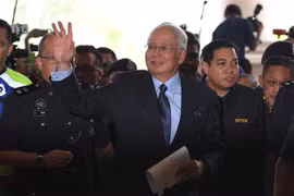 Cựu Thủ tướng Malaysia Najib Razak (giữa) tới phiên tòa ở Kuala Lumpur ngày 20/9/2018. (Ảnh: AFP/TTXVN)
