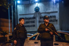 Cảnh sát tuần tra tại Diyarbakir, thành phố đông người Kurd sinh sống ở đông nam Thổ Nhĩ Kỳ. (Ảnh: AFP/TTXVN)