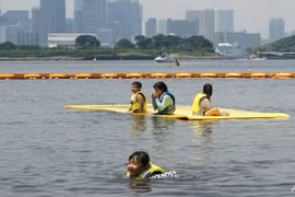 Trẻ em bơi tại công viên ven biển Odaiba ở vịnh Tokyo. (Nguồn: AFP)