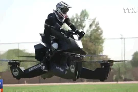 [Video] Cảnh sát Dubai lái xe bay trên không trung tuần tra tội phạm