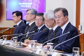 Tổng thống Hàn Quốc Moon Jae-in (phải) trong cuộc họp tại thủ đô Seoul ngày 18/4. (Nguồn: Yonhap/TTXVN)