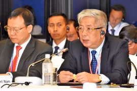 Thứ trưởng Bộ Quốc phòng Việt Nam Nguyễn Chí Vịnh (bên phải) phát biểu tại hội nghị. (Ảnh: Hồng Hà/TTXVN)