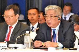 Thứ trưởng Bộ Quốc phòng Việt Nam Nguyễn Chí Vịnh (bên phải) phát biểu tại hội nghị. (Ảnh: Hồng Hà/TTXVN)