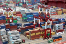 Hàng hóa được xếp tại cảng ở Thanh Đảo, tỉnh Sơn Đông, Trung Quốc ngày 30/4. (Ảnh: EPA-EFE/TTXVN)