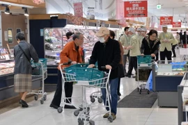 Người dân mua sắm tại một siêu thị ở Tokyo, Nhật Bản. (Nguồn: AFP/TTXVN)