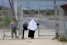 Người dân Palestine qua cửa khẩu Erez ở Beit Hanun, phía bắc Dải Gaza ngày 27/8. (Ảnh: AFP/TTXVN)