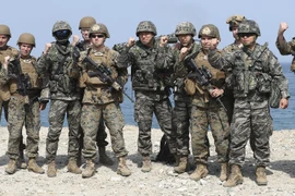  Binh sĩ Mỹ và Hàn Quốc trước cuộc tập trận đổ bộ chung ở Pohang, cách Seoul (Hàn Quốc) 374km về phía đông nam. (Nguồn: EPA-EFE/TTXVN)