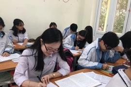  Ngân Hà cùng các bạn trong giờ học. (Ảnh: Khiếu Tư/TTXVN)