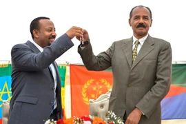Thủ tướng Ethiopia Abiy Ahmed (trái) và Thủ tướng Eritrea Isaias Afwerki (phải) tại lễ mở lại Đại sứ quán Eritrea ở Ethiopia ngày 16/7. (Ảnh: AFP/TTXVN)