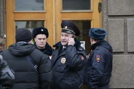 Cảnh sát làm nhiệm vụ tại khu vực ga tàu điện ngầm ở Saint Peterburg. (Nguồn: EPA/TTXVN)