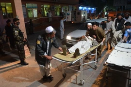 Chuyển nạn nhân bị thương trong một vụ tấn công tại tỉnh Nangarhar, Afghanistan ngày 17/6. (Nguồn: THX/TTXVN)