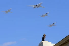 Máy bay ném bom chiến lược Tu-160 của Nga tham gia tổng duyệt diễu binh tại thủ đô Moskva ngày 7/5/2017. (Nguồn: EPA/TTXVN)