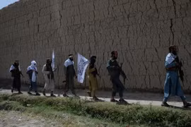  Các tay súng Taliban tại Jalalabad, Afghanistan ngày 16/6. (Ảnh: AFP/TTXVN)