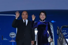 Thủ tướng Nguyễn Xuân Phúc và Phu nhân tại sân bay quốc tế Haneda, Tokyo. (Ảnh: Thống Nhất/TTXVN)