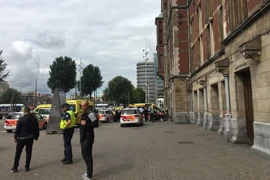 Lực lượng an ninh phong tỏa hiện trường vụ tấn công bằng dao tại nhà ga trung tâm ở Amsterdam, Hà Lan ngày 31/8. (Ảnh: AFP/TTXVN)