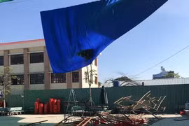 Giàn giáo đổ vào khối học sinh dự lễ 20/11, nhiều em nhập viện