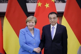 Thủ tướng Đức Angela Merkel (trái) trong cuộc họp báo chung với Thủ tướng Trung Quốc Lý Khắc Cường tại Bắc Kinh ngày 24/5. (Nguồn: AFP/TTXVN)