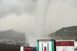 [Video] Vòi rồng khổng lồ nhấc bổng các container như hộp diêm