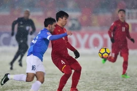 Pha tranh bóng giữa Narzullaev Doniyorjon (trái) của U23 Uzbekistan với Bùi Tiến Dũng (giữa) của U23 Việt Nam trong trận chung kết giải Vô địch AFC U23 châu Á 2018. (Nguồn: AFP/TTXVN)