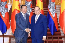 Thủ tướng Chính phủ Nguyễn Xuân Phúc và Thủ tướng Chính phủ Hoàng gia Campuchia Samdech Techo Hun Sen. (Ảnh: Thống Nhất/TTXVN)