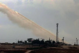  Quân đội Thổ Nhĩ Kỳ nã pháo vào Afrin từ thị trấn Reyhanli, tỉnh Hatay ngày 12/2. (Nguồn: THX/TTXVN)