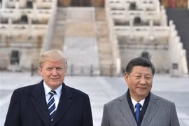 Chủ tịch Trung Quốc Tập Cận Bình (phải) và Tổng thống Mỹ Donald Trump trong cuộc gặp tại Bắc Kinh ngày 8/11/2017. (Ảnh: AFP/TTXVN)