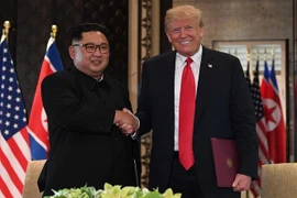 Tổng thống Mỹ Donald Trump (phải) và nhà lãnh đạo Triều Tiên Kim Jong-un tại hội nghị thượng đỉnh ở Singapore ngày 12/6/2018. (Ảnh: AFP/TTXVN)