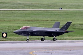  Tiêm kích F-35A của Không lực Mỹ tới căn cứ không quân Kadena ở Okinawa ngày 30/10/2017. (Nguồn: Kyodo/TTXVN)