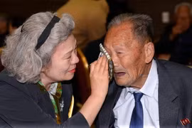 Con gái ở Hàn Quốc đoàn tụ với người cha 88 tuổi ở Triều Tiên tại buổi đoàn tụ các gia đình ly tán trong Chiến tranh Triều Tiên ở khu nghỉ dưỡng núi Kumgang tháng 10/2015. (Nguồn: AFP/TTXVN)