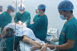 Bình Phước: Cứu sống bệnh nhân bị đạn găm trúng cổ, sốc mất máu nặng